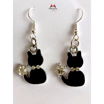 fekete-macskas-fulbevalo